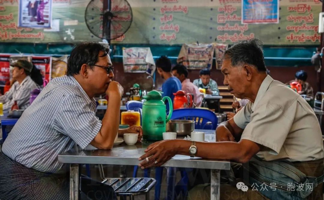 老瓦城人的茶铺：谈时事聊兵役