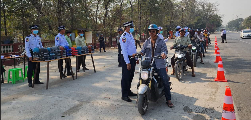 曼德勒交警教育警告违规车辆