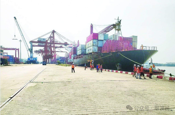 正常运作：泼水节期间国际码头海运出口农产品工作并未停止