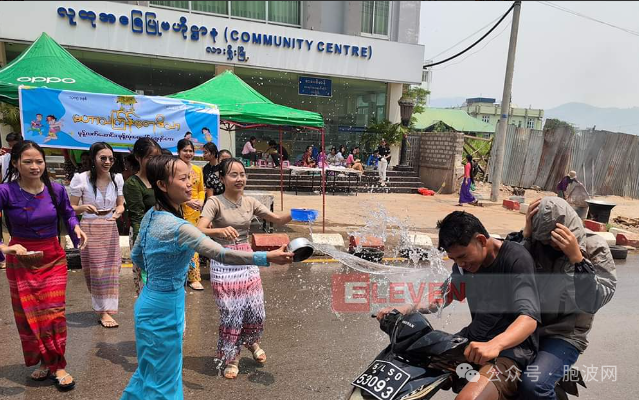 洗涤一切烦忧：缅甸各省邦城市泼水节第二天的照片集