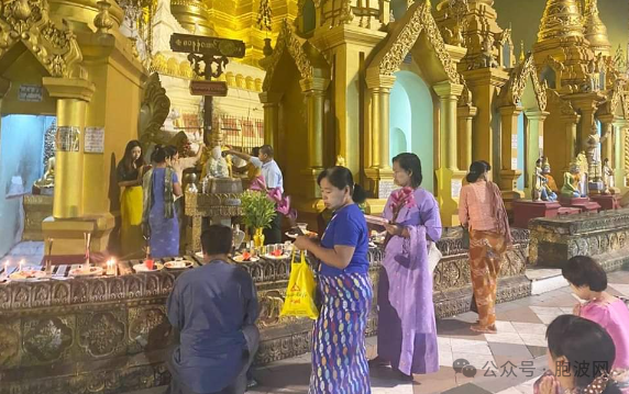 今天缅甸新年——凌晨仰光瑞光大金塔开始拜佛祈祷