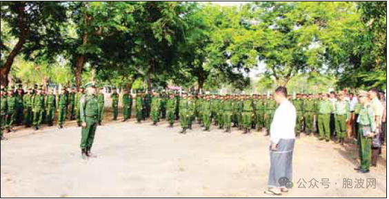 自愿服兵役的第一期军训班在各军区司令部举行开班典礼