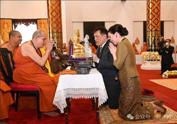 泰国国王携王后参拜泰缅两国共同崇拜的麦鹏大师