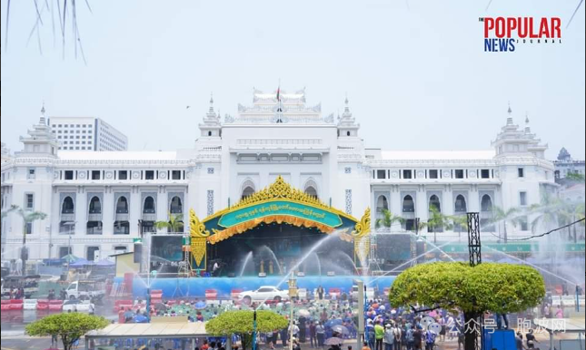 洗涤一切烦忧：缅甸各省邦城市泼水节第二天的照片集