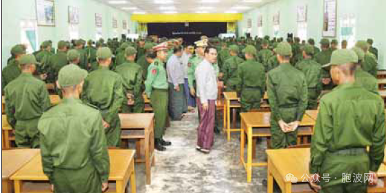 自愿服兵役的第一期军训班在各军区司令部举行开班典礼
