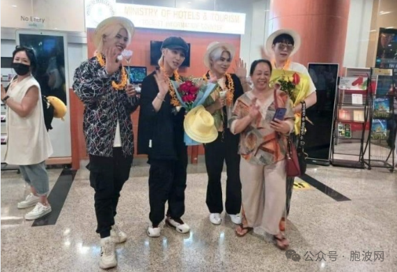 准备在首都内比都步行泼水节活动上参演的第三批韩国艺人抵达仰光
