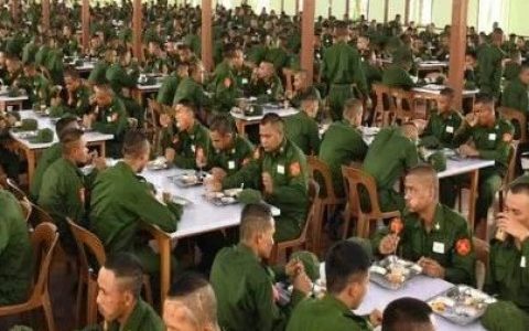 缅甸第一期服兵役年轻人正式进入军训投入兵役生活（图片集）