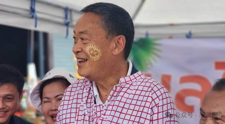 泰国总理身穿孟族服装脸涂德纳卡