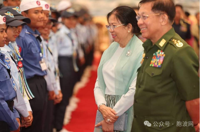 国管委主席携夫人会见航空航海基础培训班的青少年学员以及教练