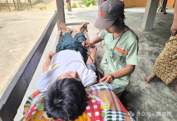 缅甸人民解放军PLA为当地民众进行医疗服务
