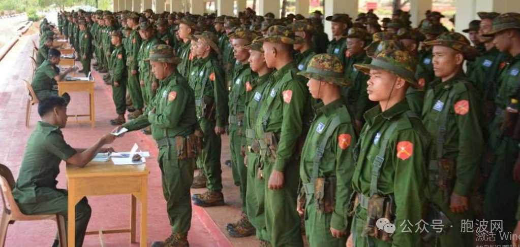 缅式炫富：第一期服兵役者首次领取月薪