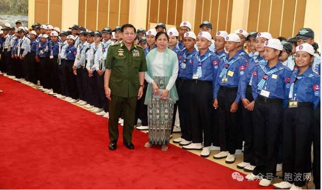 国管委主席携夫人会见航空航海基础培训班的青少年学员以及教练