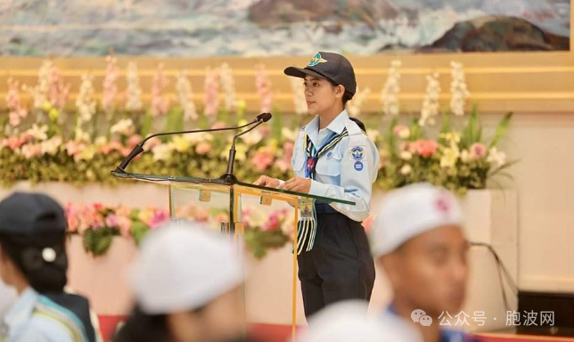 国管委主席携夫人会见航空航海基础培训班的青少年学员以及教练