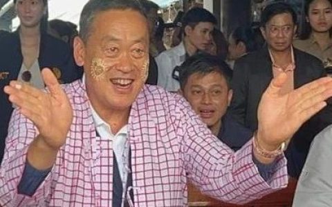 泰国总理身穿孟族服装脸涂德纳卡