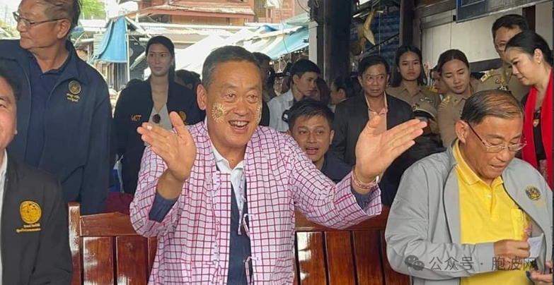 泰国总理身穿孟族服装脸涂德纳卡