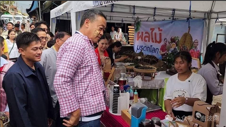 泰国总理身穿孟族服装脸涂德纳卡