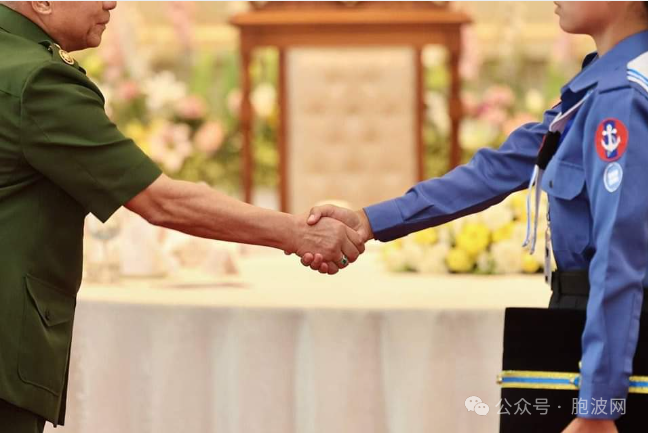 国管委主席携夫人会见航空航海基础培训班的青少年学员以及教练