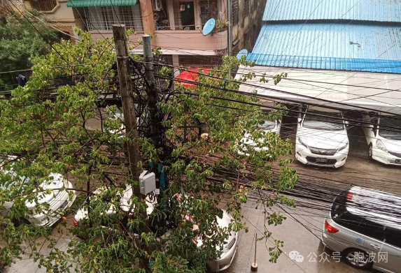 狂风暴雨电闪雷鸣惊吓了仰光市民