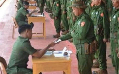 缅式炫富：第一期服兵役者首次领取月薪