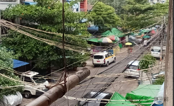 狂风暴雨电闪雷鸣惊吓了仰光市民