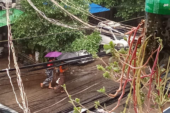 狂风暴雨电闪雷鸣惊吓了仰光市民