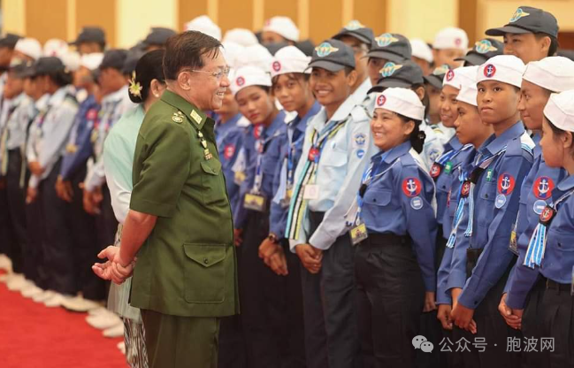 国管委主席携夫人会见航空航海基础培训班的青少年学员以及教练