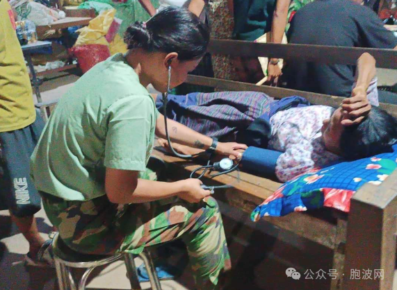 缅甸人民解放军PLA为当地民众进行医疗服务