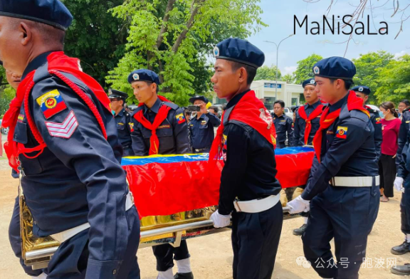 友人离去，曼德勒消防队为殉职消防员隆重举行葬礼