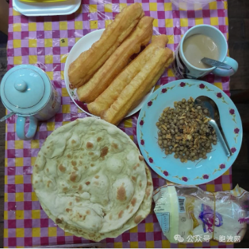 老瓦城人茶铺：国父煮豆馕饼与油条咖啡
