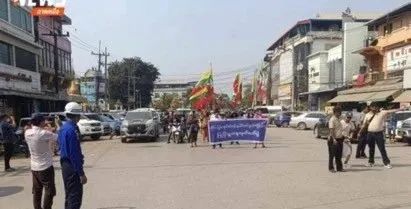 妙瓦底市民示威抗议泰国政府“三断”