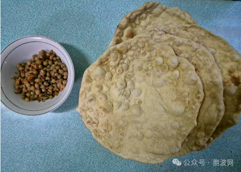 老瓦城人茶铺：国父煮豆馕饼与油条咖啡