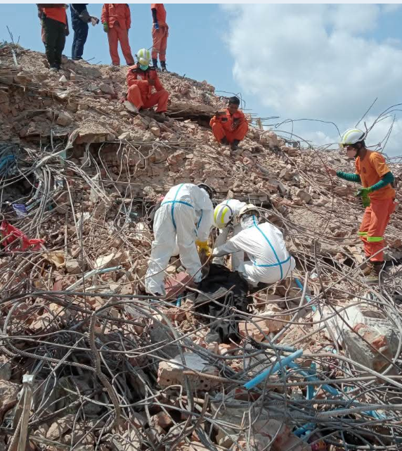 因大地震坍塌的曼德勒SKY VILLA天空别墅公寓不断发现遗体和贵重物品