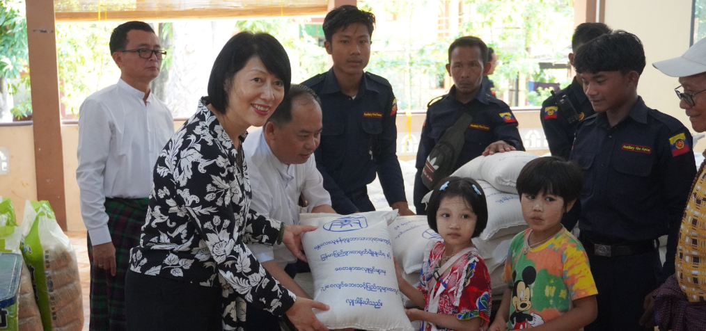 胞波情深：曼德勒华裔团体向曼德勒大地震受灾难民捐赠生活急需物资