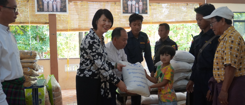胞波情深：曼德勒华裔团体向曼德勒大地震受灾难民捐赠生活急需物资