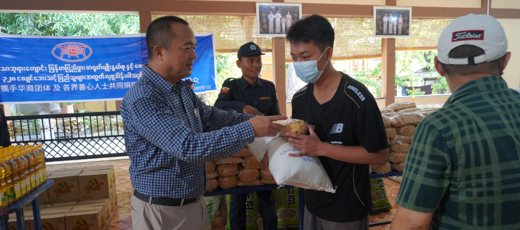 胞波情深：曼德勒华裔团体向曼德勒大地震受灾难民捐赠生活急需物资